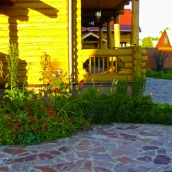 Дизайн сада с цветником Кантри стиля